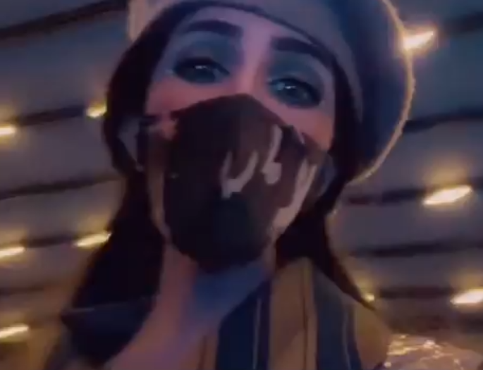 بالفيديو – فنانة سعودية تعرض قبعتها للبيع بمليون ريال وهذه قصتها