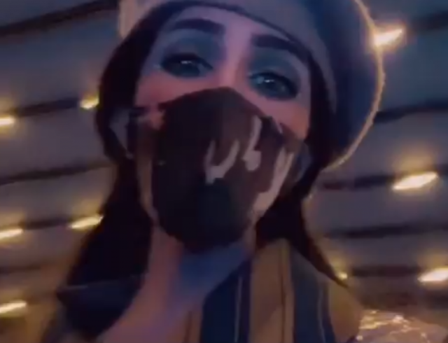 بالفيديو – فنانة سعودية تعرض قبعتها للبيع بمليون ريال وهذه قصتها