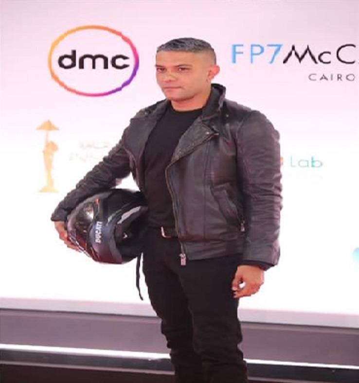 بإطلالة مميزة... آسر ياسين يفاجئ جمهوره على السجادة الحمراء