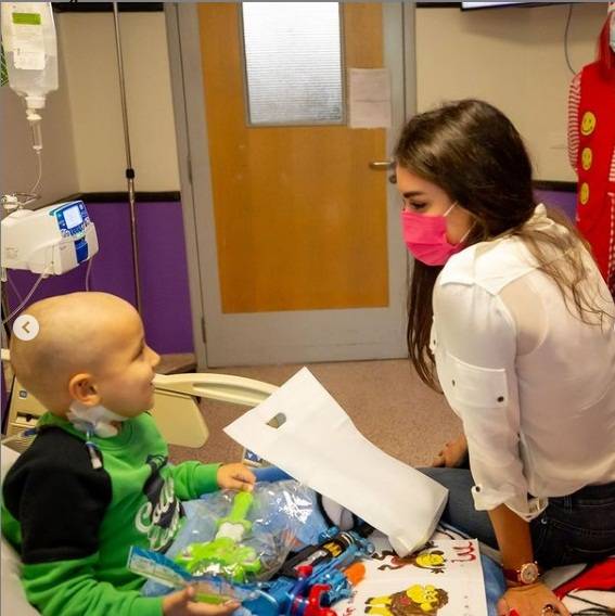 بالصور - ياسمين صبري تدعم أطفال مستشفى السرطان