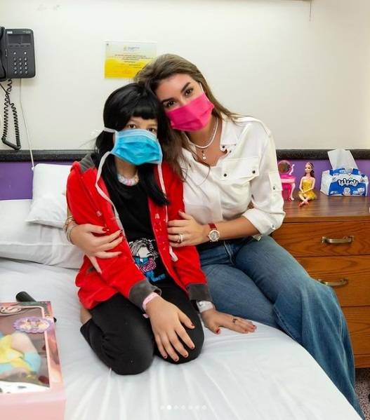 ياسمين صبري مع إحدى الأطفال المصابة بالسرطان