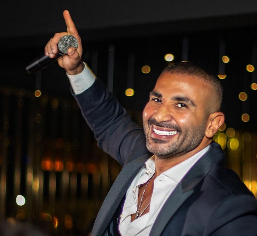 بالصورة – الظهور الأول لأحمد سعد وخطيبته بعد الجدل حول انفصالهما