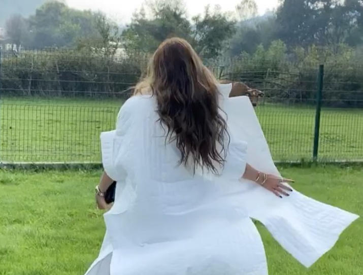 بالفيديو – والدة مذيعة خليجية تنتقد ملابس ابنتها بقسوة: 