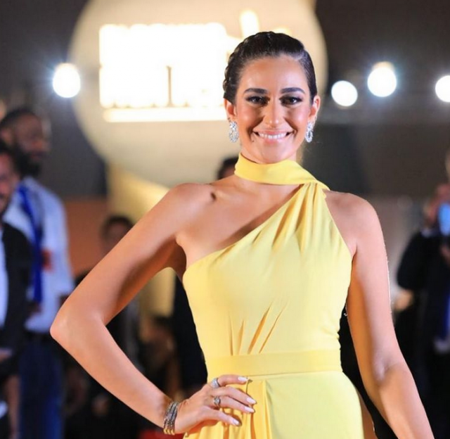 صورة لأمينة خليل وخطيبها تسرق الأضواء على المواقع