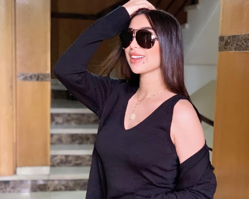 بالصورة – بعد السخرية منها... دنيا بطمة تثبت بالسروال الضيق أنها استعادت رشاقتها