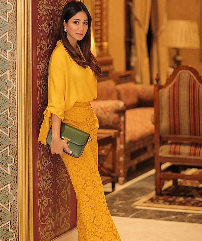 بالصور – للمناسبات المميزة... اختاري لوك أسيل عمران مع حقيبتها بهذا السعر