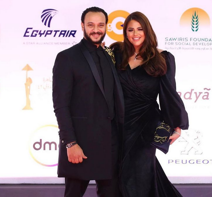 بالفيديو -  هنادي مهنا تفاجئ الجميع بتصرفها مع زوجها على السجادة الحمراء... هل شعرت بالغيرة؟