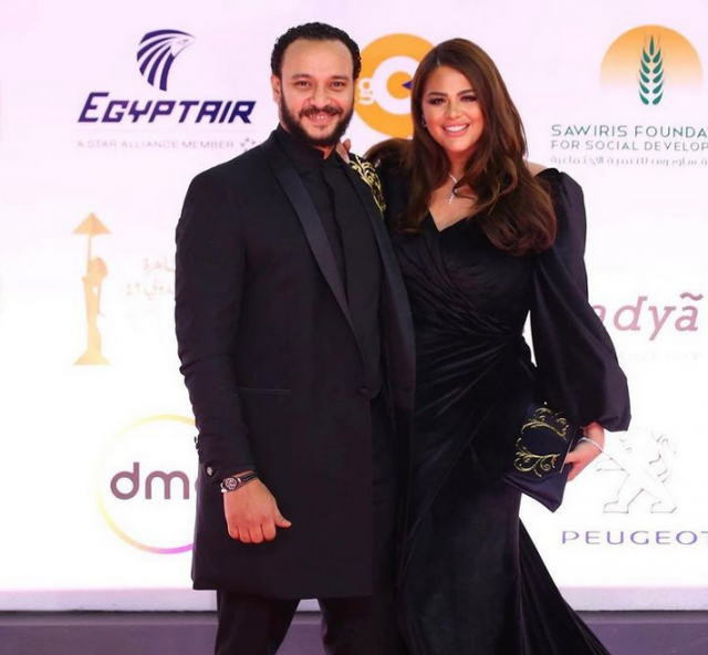 بالفيديو -  هنادي مهنا تفاجئ الجميع بتصرفها مع زوجها على السجادة الحمراء... هل شعرت بالغيرة؟