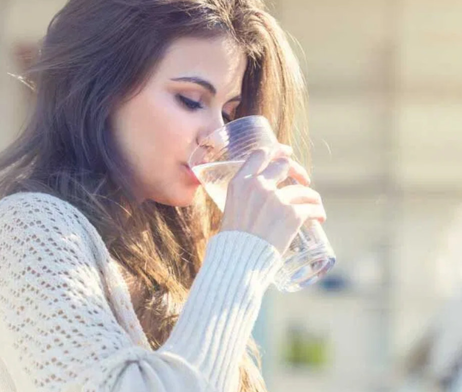 هل يضرّ شرب الماء أثناء الأكل بالصحة؟ إليكم الإجابة