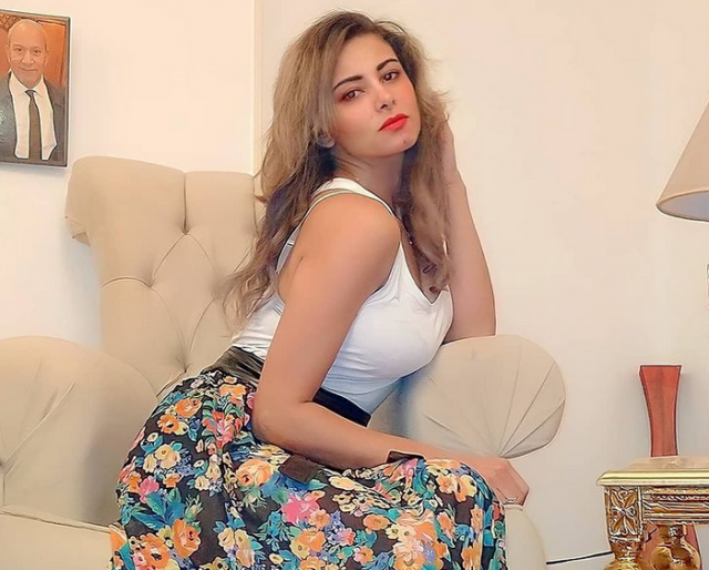 إنجي خطاب تنشر الصورة الأولى لوالدتها وتطلب لها الشفاء