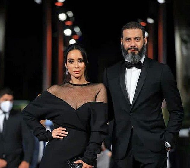 بالصورة – محمد فراج يتعرّض للسخرية بسبب ما فعله بفستان خطيبته