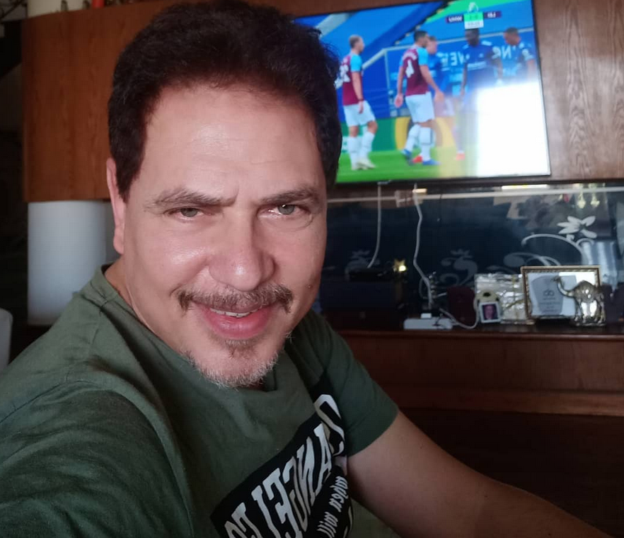 صورة نادرة لمحمد رياض أثناء عمله في الكيمياء قبل التمثيل