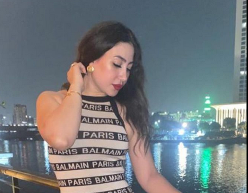 بالصور – بعد اتّهامات والدها... بوسي تظهر بإطلالة باهظة الثمن