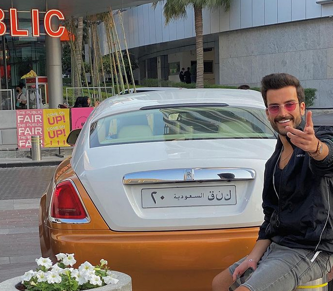 بالفيديو – بعد ساعات من خطوبته... مهند الحمدي يستعرض منزل الزوجية وهدية حماته الفاخرة