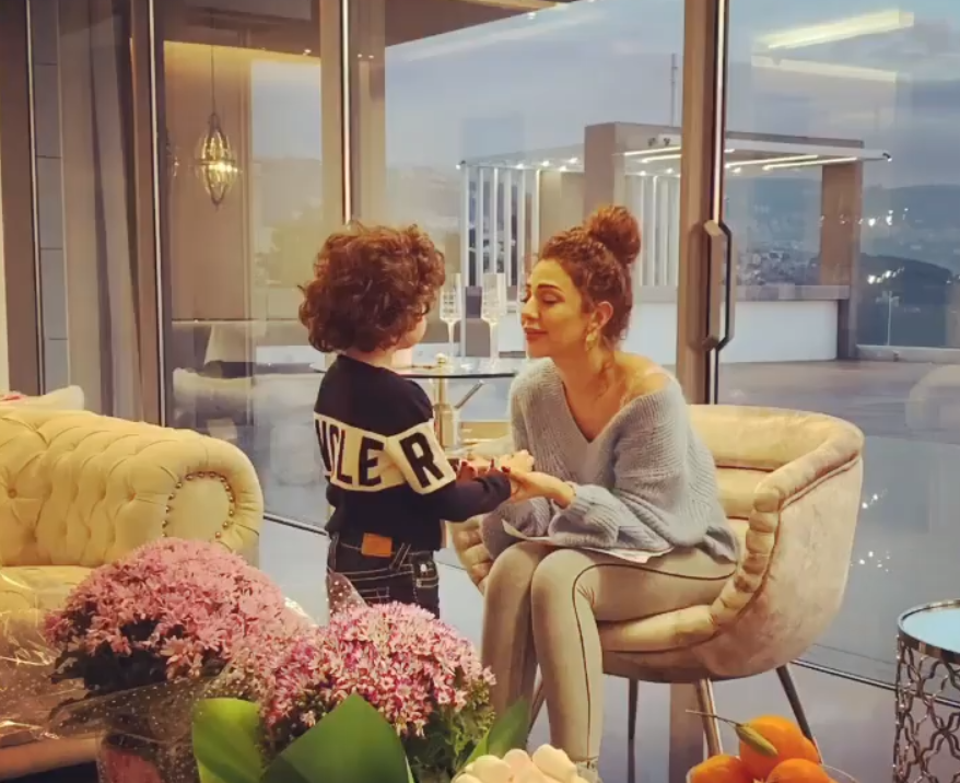 فيديو طريف –اسمعوا صوت ابن ميريام فارس وهو يعد خصلات شعرها