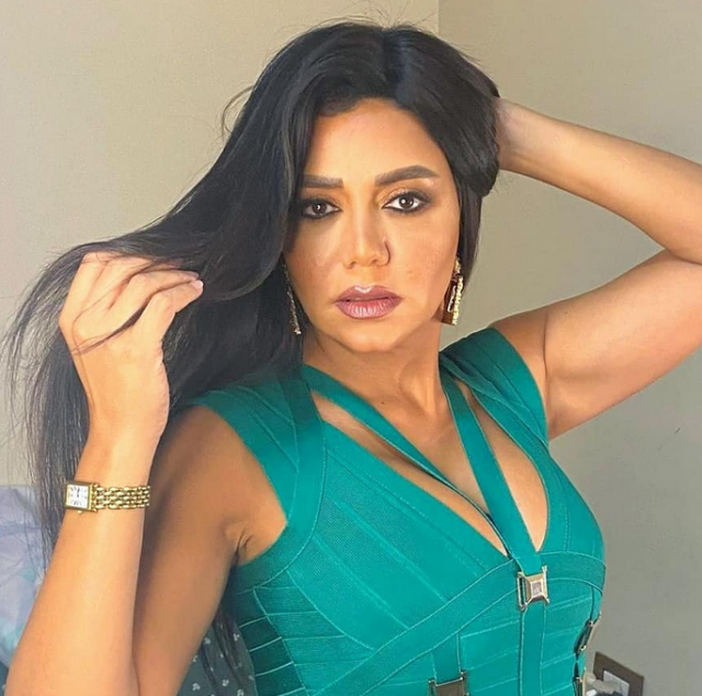 رانيا يوسف تعوّض غيابها عن مهرجان القاهرة السينمائي بصورة جريئة