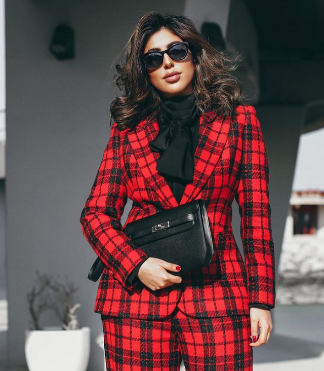 بالصور – أكملي أناقتك في المناسبات بحقيبة صغيرة على طريقة دانة الطويرش