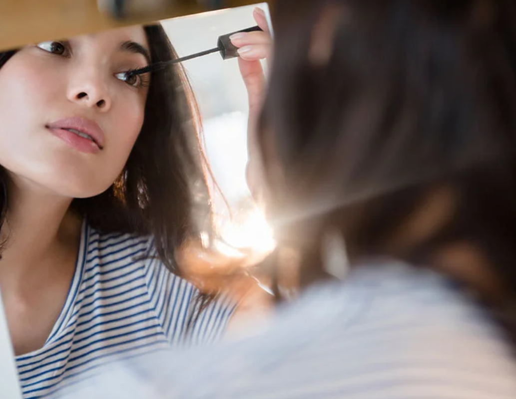 تعلّمي طريقة تدليك تمنحك رموشاً أكثر طولاً من دون ماسكارا