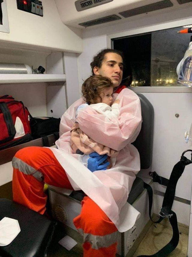 بالصور – هذه الطفلة اللبنانية في أحضان المسعف أصبحت يتيمة الأب والأم بلمح البصر