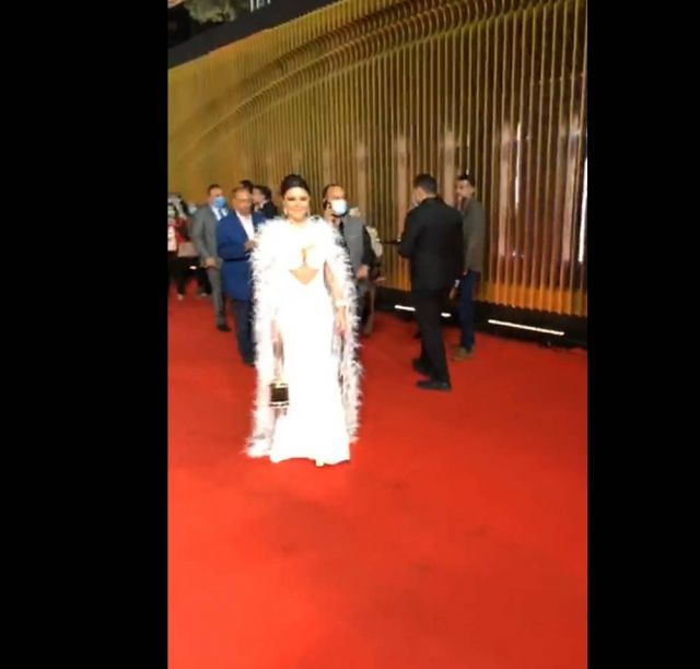 بالفيديو - في غياب رانيا يوسف.. تونسية تحدث ضجة باطلالتها الجريئة في مهرجان القاهرة