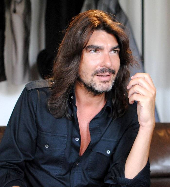 خطوة جريئة في عالم الموضة... Stephane Rolland يطلق خط الملابس الجاهزة