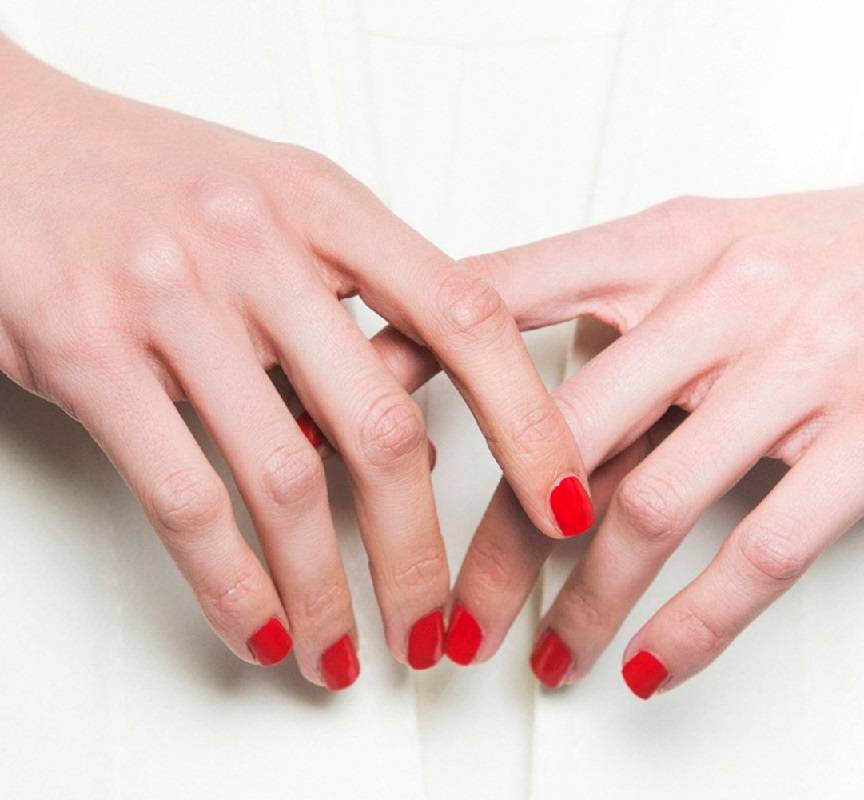 أخيراً إليك الطريقة التي تجعل طلاء أظافرك يجفّ في دقيقتين