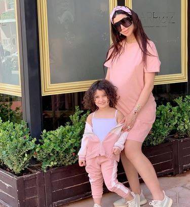 بالفيديو - إبنة دنيا بطمة كبرت وباتت ملامحها مختلفة تماماً.. لن تتخيلوا الفرق