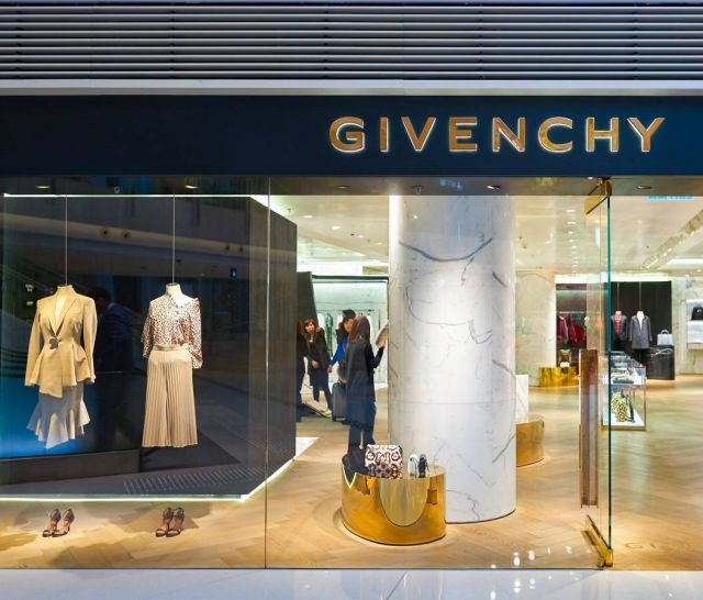 دار Givenchy تكشف أولى مجموعات مديرها الإبداعي الجديد