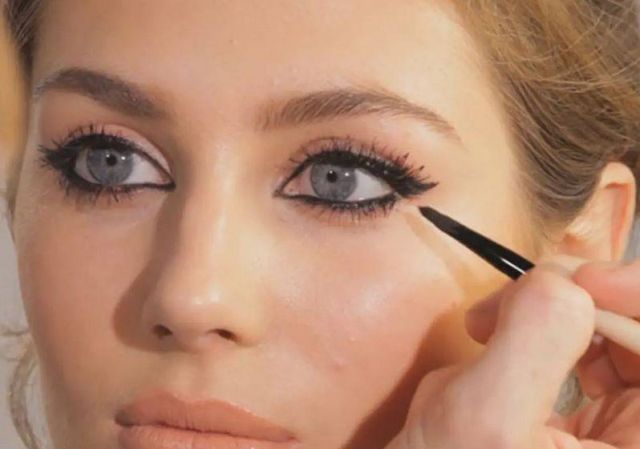 حيل بسيطة بالمكياج تجعل عينيك تبدو أوسع