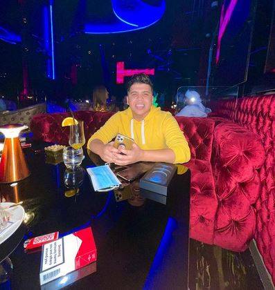 صورة لوالدة عمر كمال المنقّبة حديث السوشيال ميديا... تعرفوا اليها