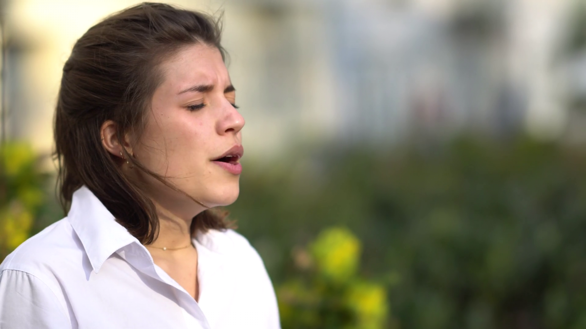 طرق غريبة لوقف العطس المتكرر