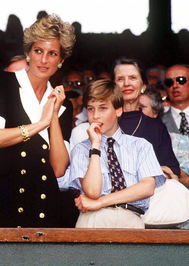 فيديو نادر وعفوي – الأمير وليام يضع المكياج على وجه الأميرة ديانا