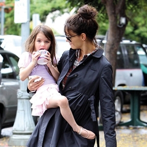 كايتي هولمز تصطحب ابنتها معها