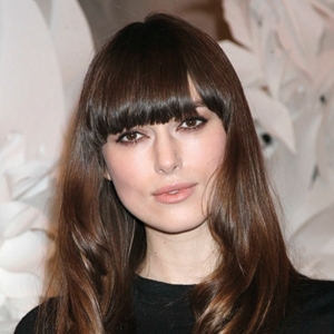 كيرا نايتلي تقود دراجة نارية