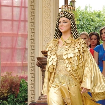 مخرجة ومؤلفة ومنتجة...