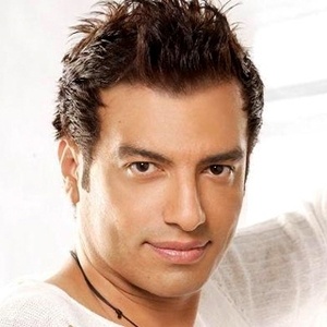 إيهاب توفيق يغازل الأوبرا