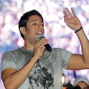 سرّ فتاة الرداء الأسود في حفل حماقي