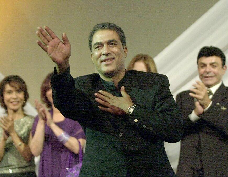 صورة نادرة للراحل أحمد زكي مع والدة هالة فؤاد