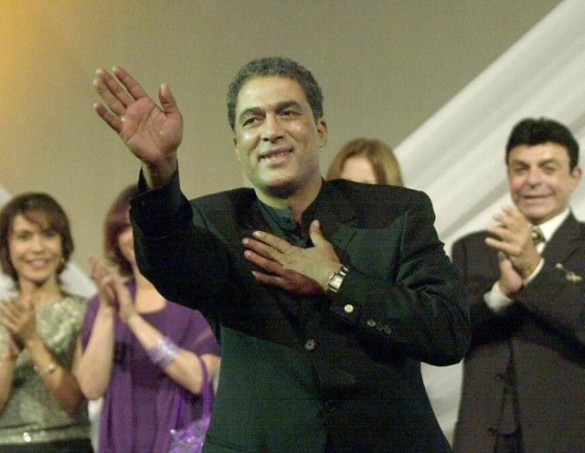 صورة نادرة للراحل أحمد زكي مع والدة هالة فؤاد