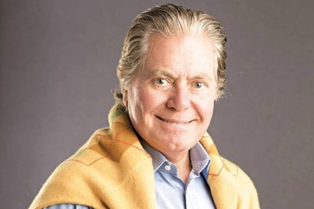 بالفيديو - حسين فهمي يرقص ويغني على أنغام المهرجانات