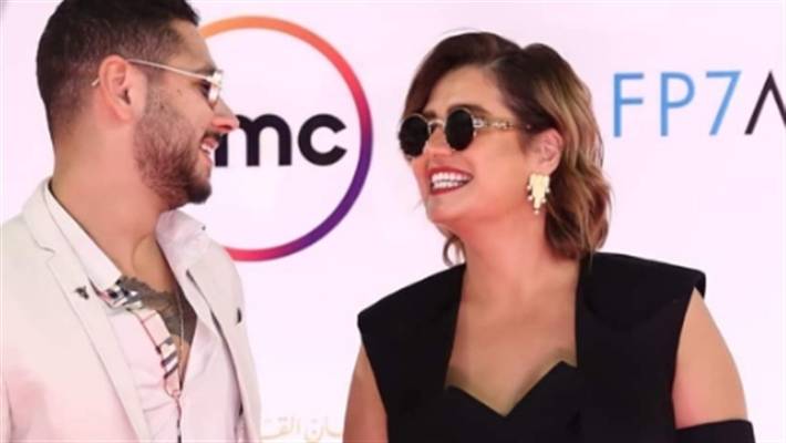 بالفيديو - دلع هنا شيحة يعيد الجدل حول علاقتها بمحمود شاهين