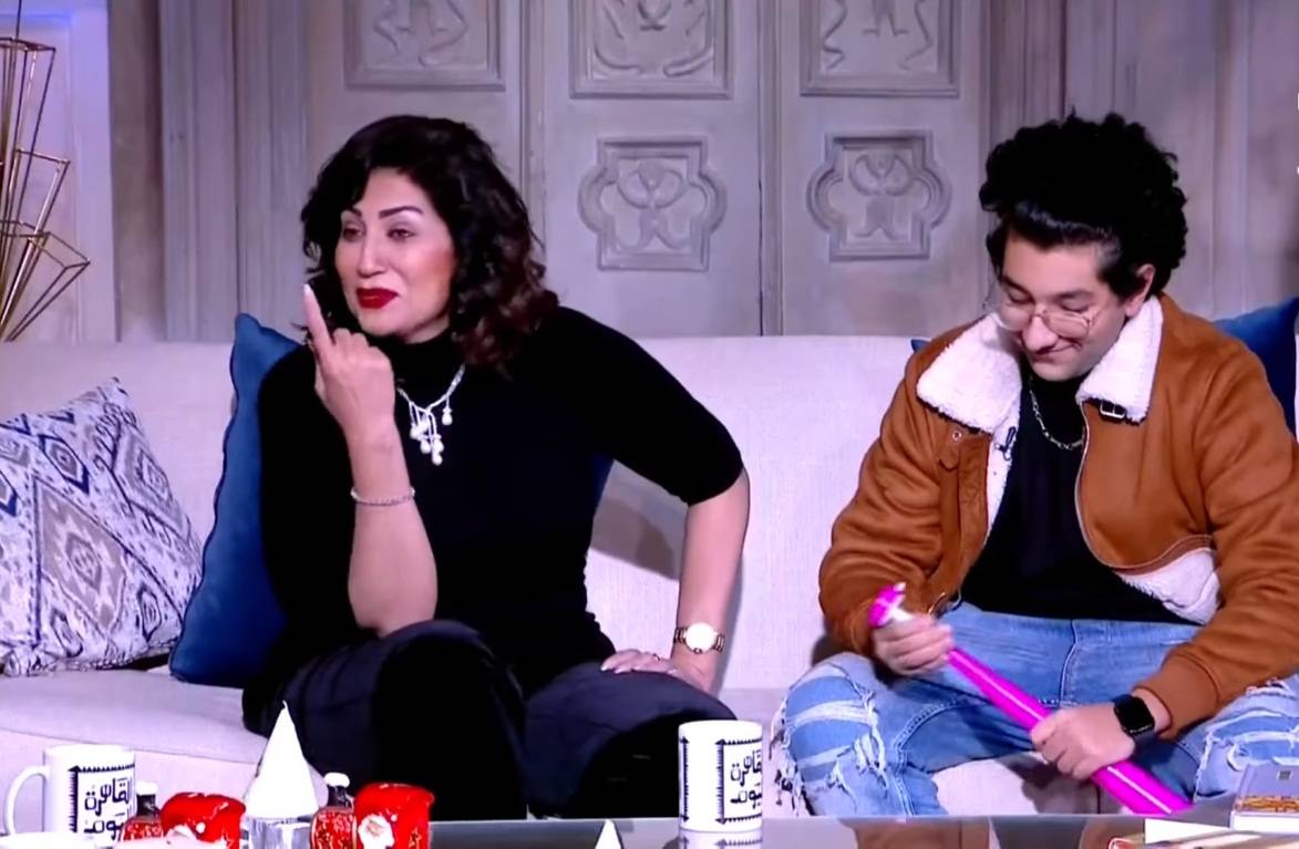 بالفيديو - نجل وفاء عامر يفاجئها على الهواء وهذا رد فعلها