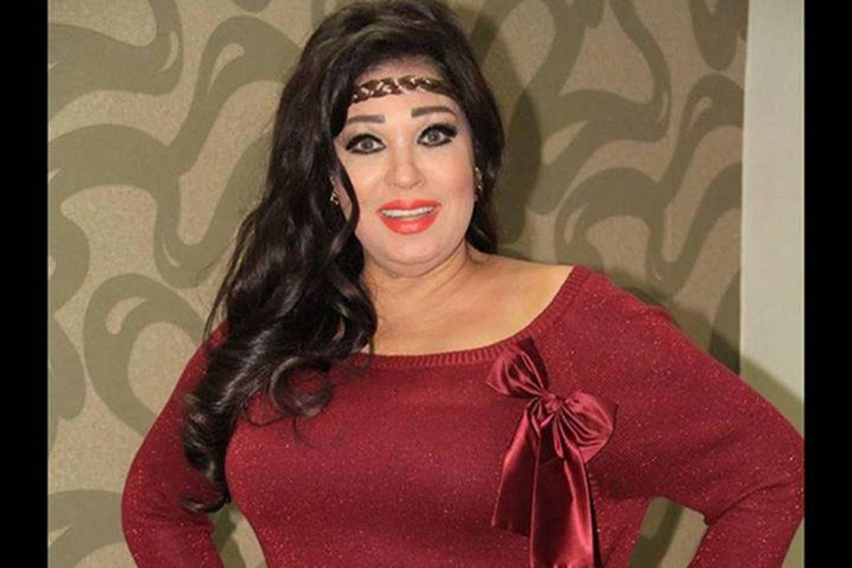 فيفي عبده تنشر صورة لمحمد منير في المستشفى وتطمئن جمهوره