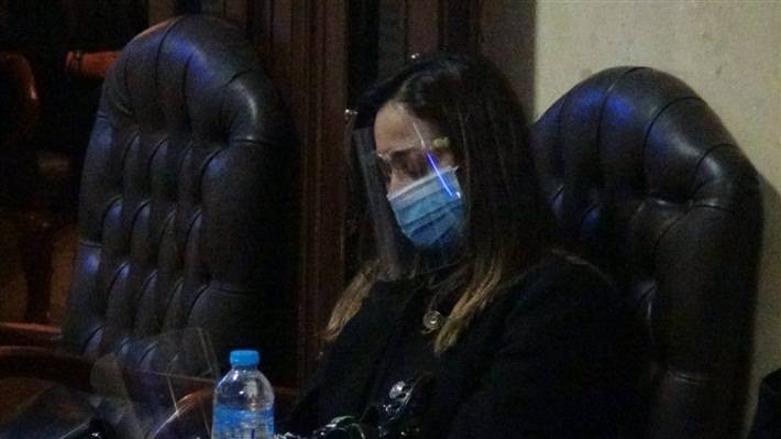 بالصور - داليا البحيري منهارة في عزاء والدها وحضور بعض النجوم