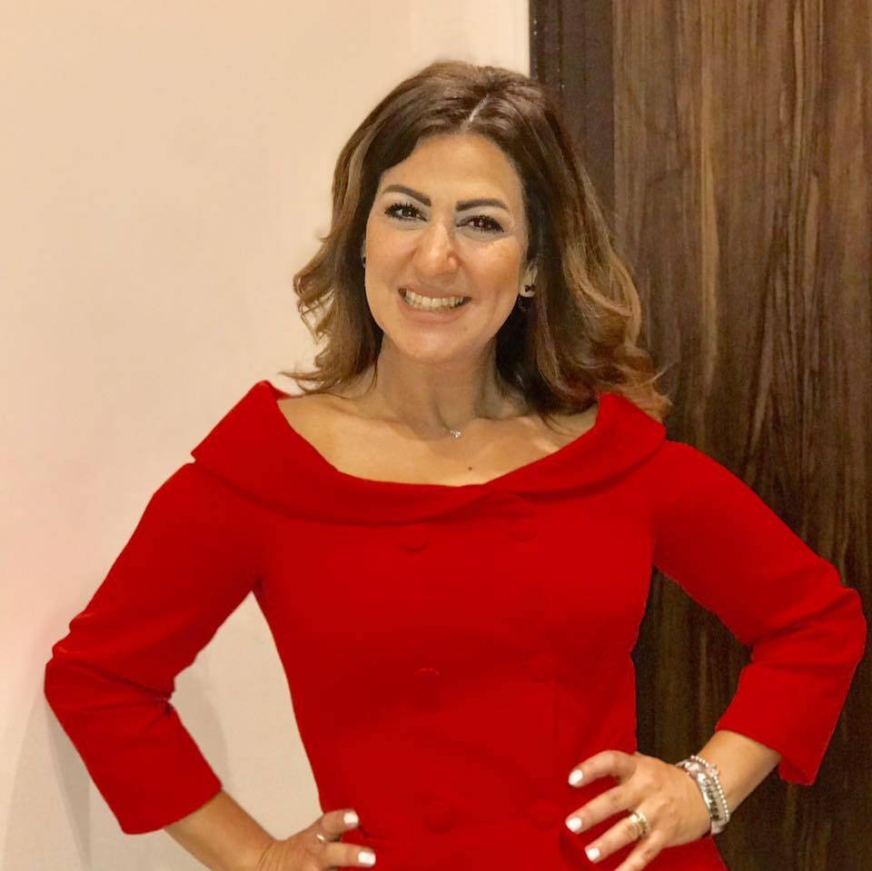 مذيعة برنامج 