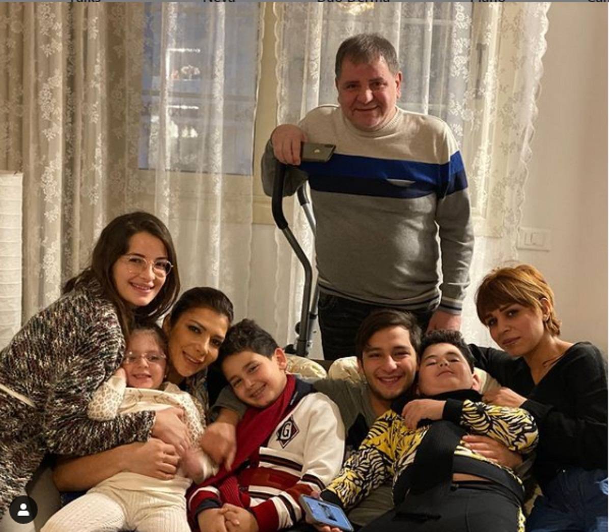 بالفيديو - شام الذهبي تكشف كواليس جمعها والديها في صورة عائلية