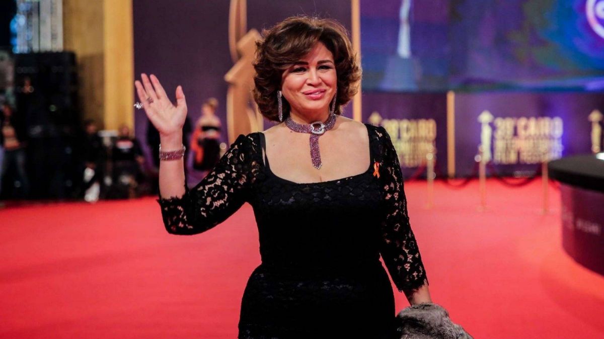 إلهام شاهين تهاجم منتقدي علاقة ابن شقيقها بهنا شيحة