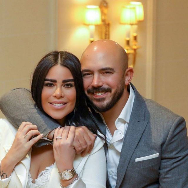 محمود العسيلي يحتفل بالذكرى الأولى لزواجه ويحذف الصورة