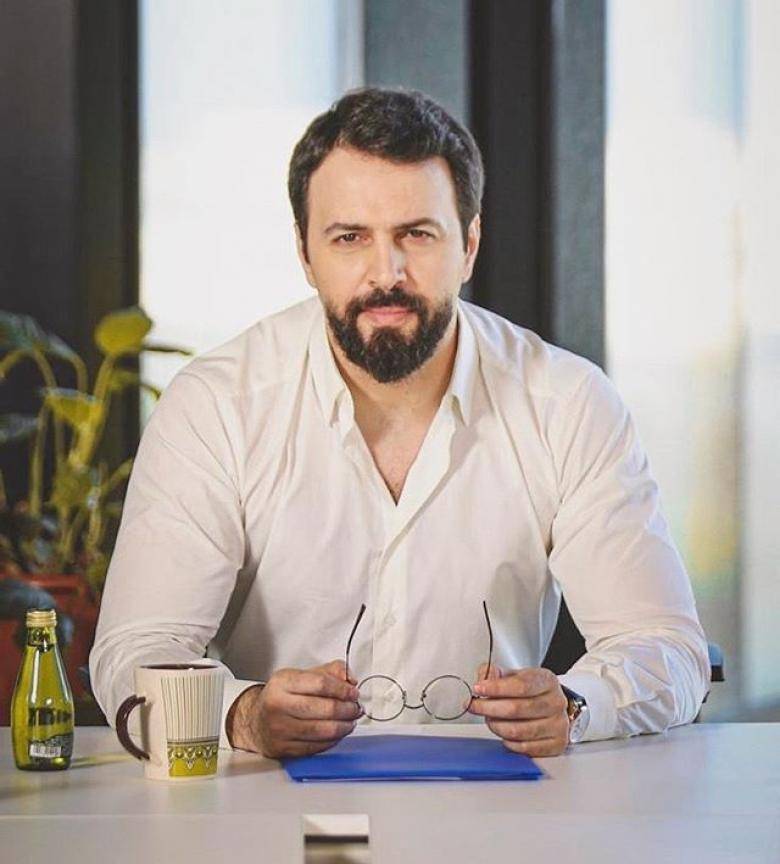 بالصور – وسامة شقيق تيم حسن تشغل الجمهور... هل تفوّق عليه؟