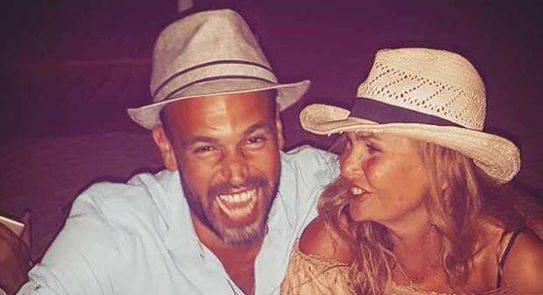 بالفيديو - أبو يتحدث صعوبة ويروي معاناته من كورونا.. وهذا ما كشفه عن حالة يسرا